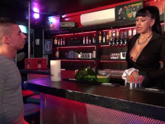 Un employé et une femme Cougar salope