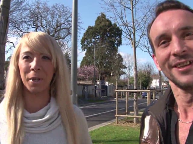 Une Milf blonde de bonne baise anale